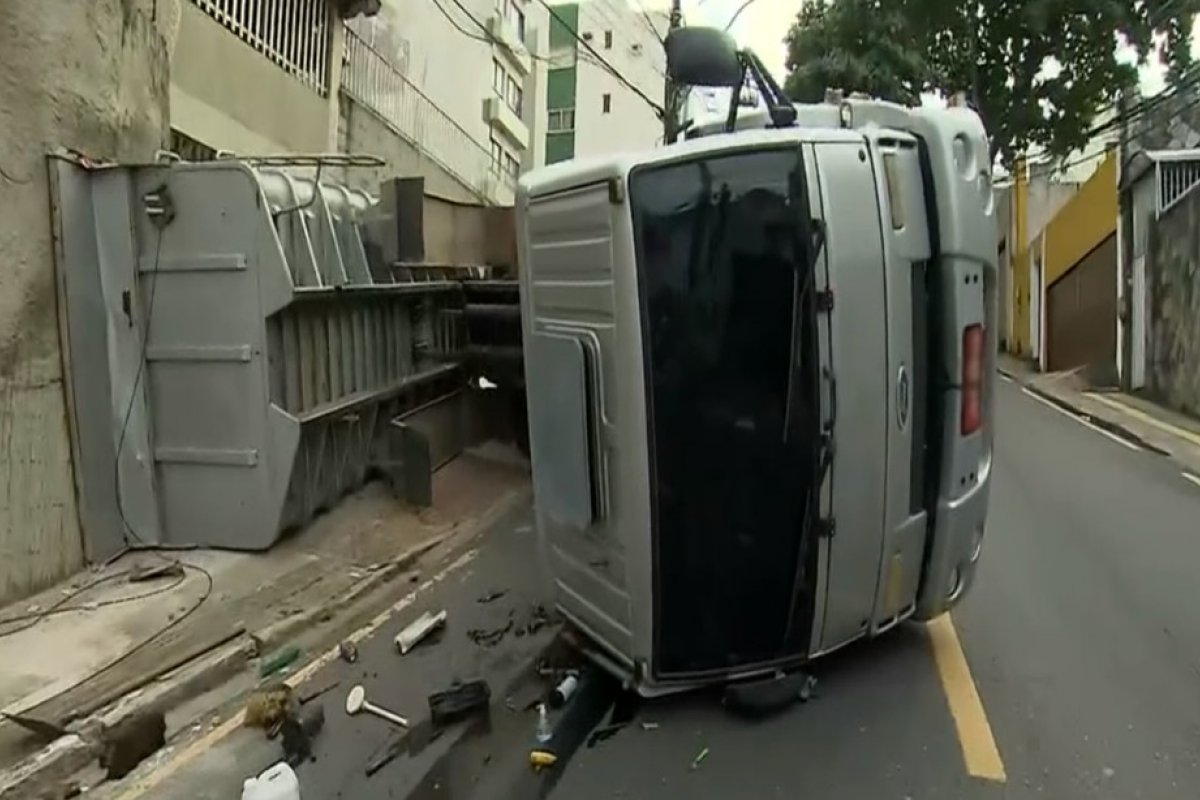 Caçamba tomba e bloqueia trecho da Ladeira do Acupe, em Salvador