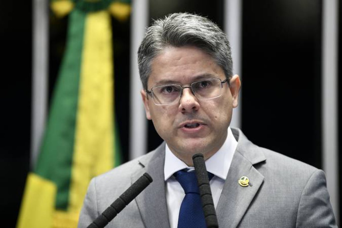 "Precisamos apurar tudo", diz senador sobre denúncia de propina no Ministério da Saúde