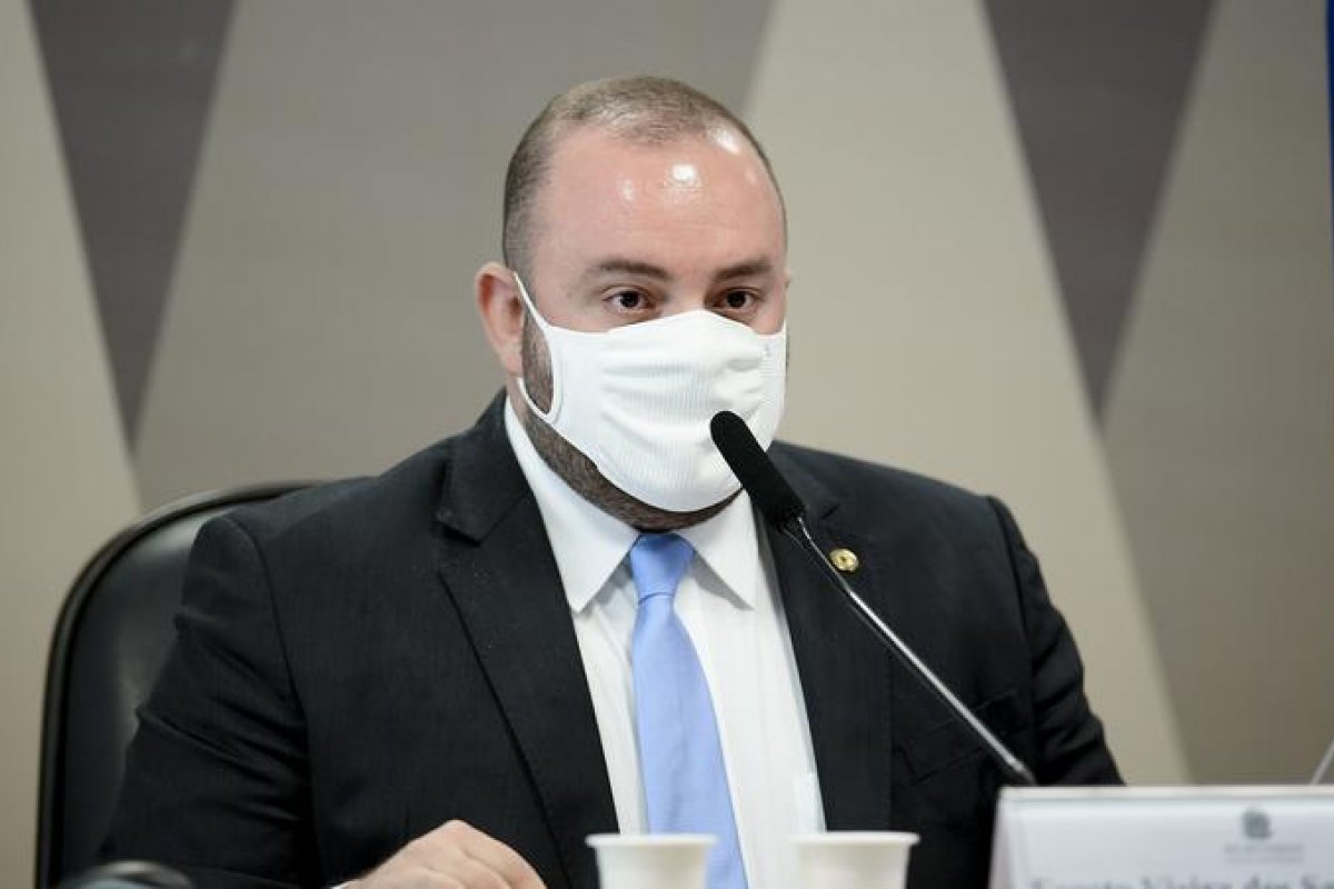 Vídeo: "O senhor é acusado de desviar R$ 260 milhões", diz deputado à Omar Aziz 