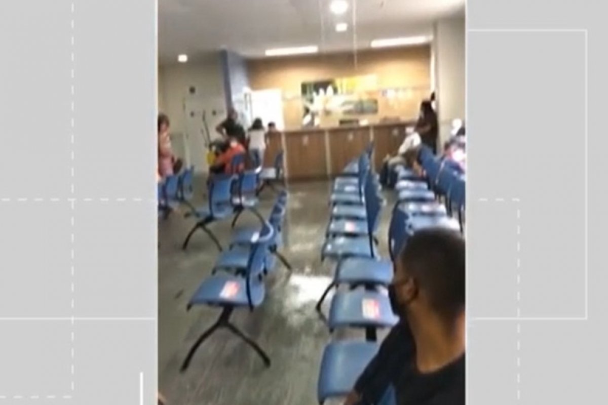 Vazamento de água deixa recepção do Hospital Municipal de Salvador alagada