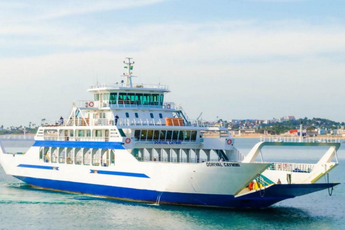 Por causa de problema mecânico, desembarque de ferry boat é feito por 'prancha' no Terminal de Bom Despacho