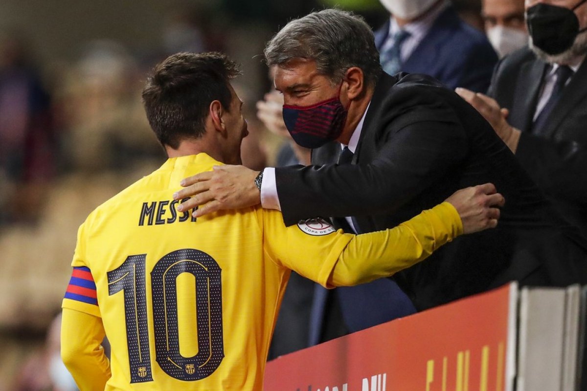 "Fiquem tranquilos", diz presidente do Barcelona sobre renovação com Messi