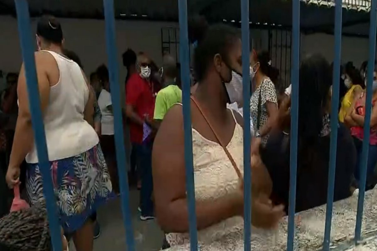 Posto de saúde de Salvador registra longas filas para marcação de consulta 