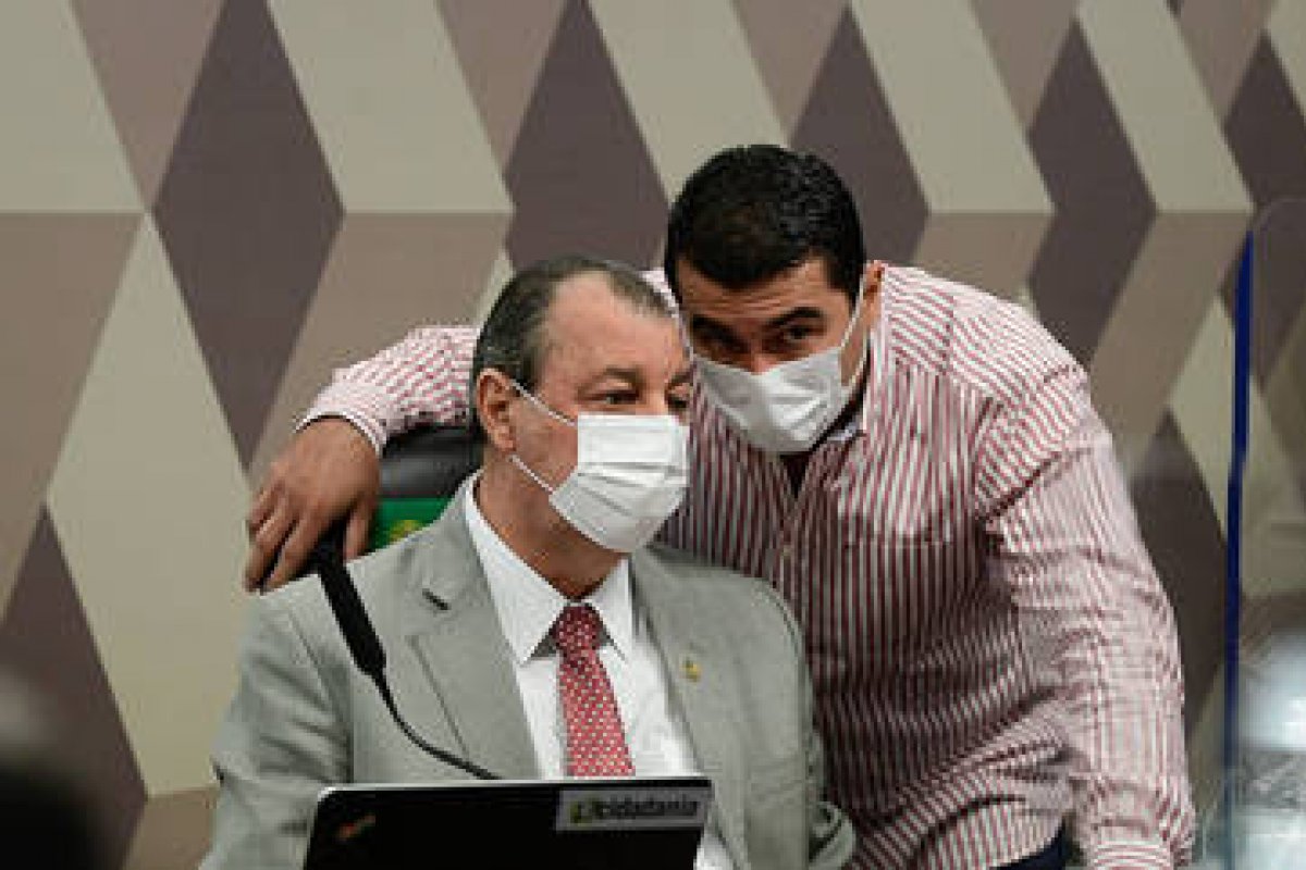 Luis Miranda vai a sessão da CPI e se defende: “Nunca falei com essas pessoas sobre vacina”