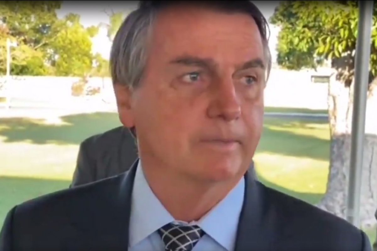 Vídeo: A apoiadores, Bolsonaro diz que STF inocentou Lula "para ele ser presidente na fraude"
