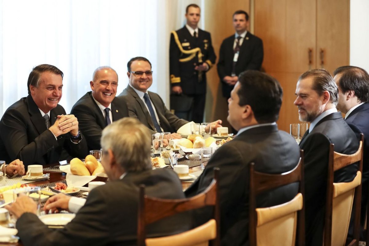 Três Poderes fecham pacto formal em Brasília