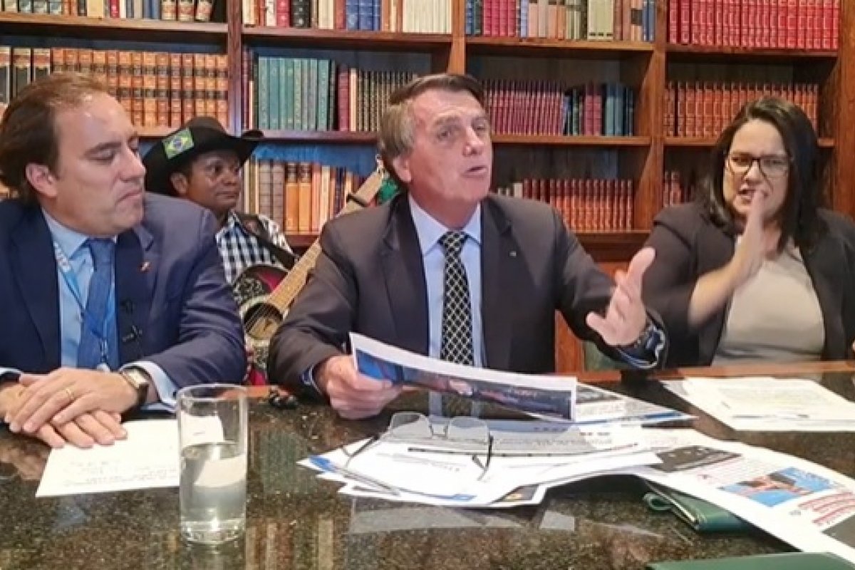 "Eu entrego a faixa presidencial a qualquer um que ganhar de mim de forma limpa", diz Bolsonaro