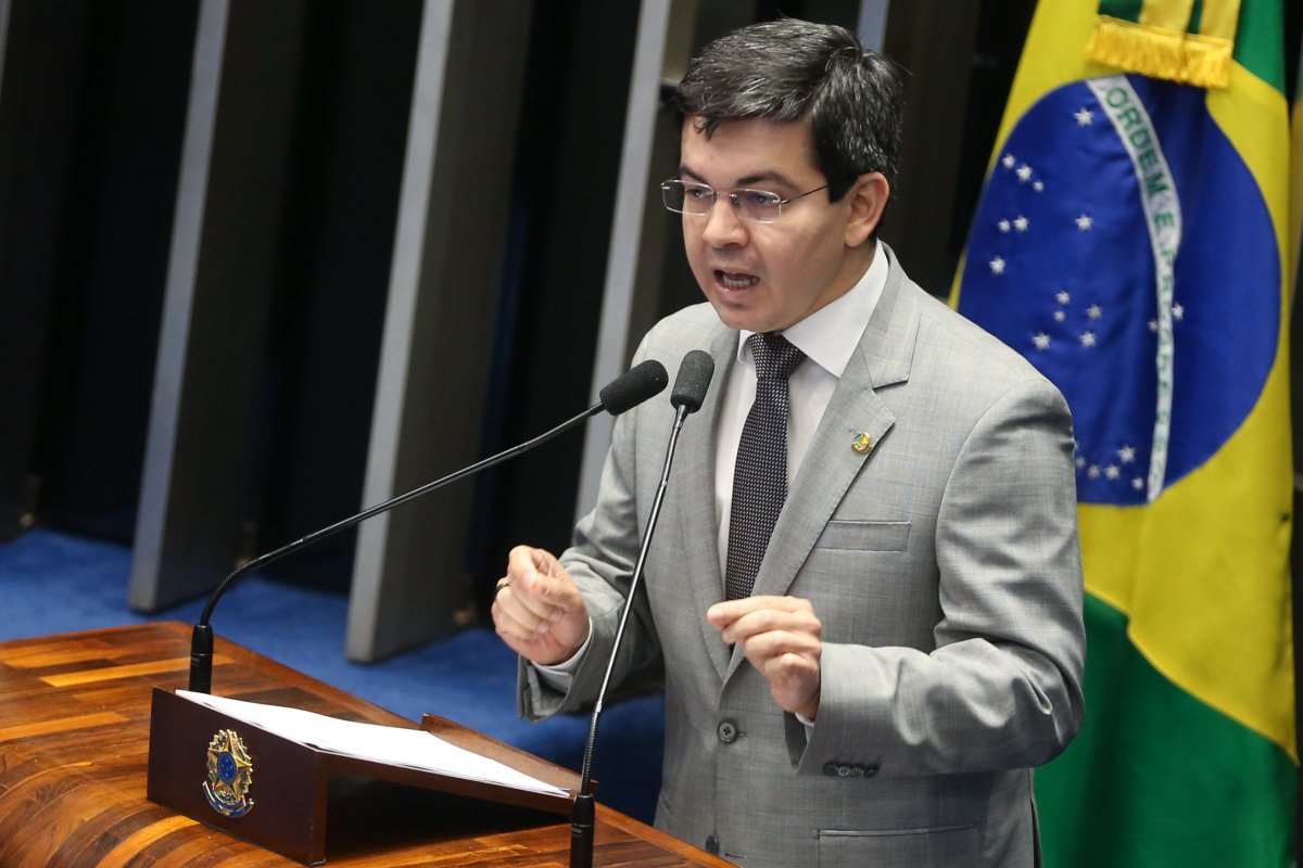 Randolfe Rodrigues quer que Ministério Público investigue declaração de Carlos Bolsonaro