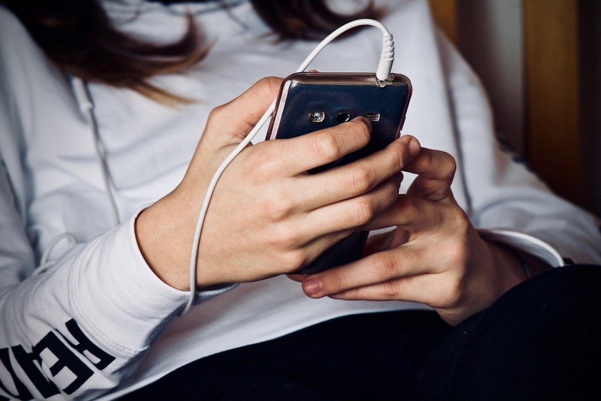 Redes sociais prometem melhorar segurança online das mulheres em suas plataformas