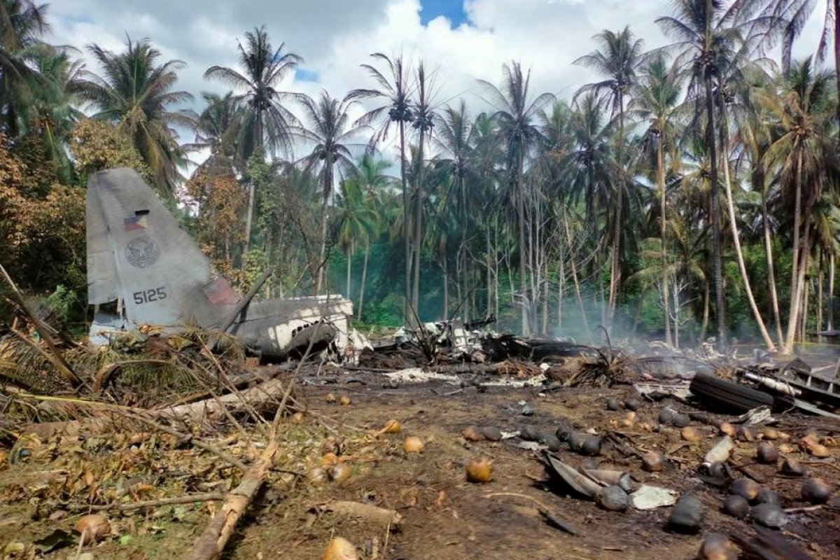 Avião militar cai nas Filipinas com 92 pessoas a bordo