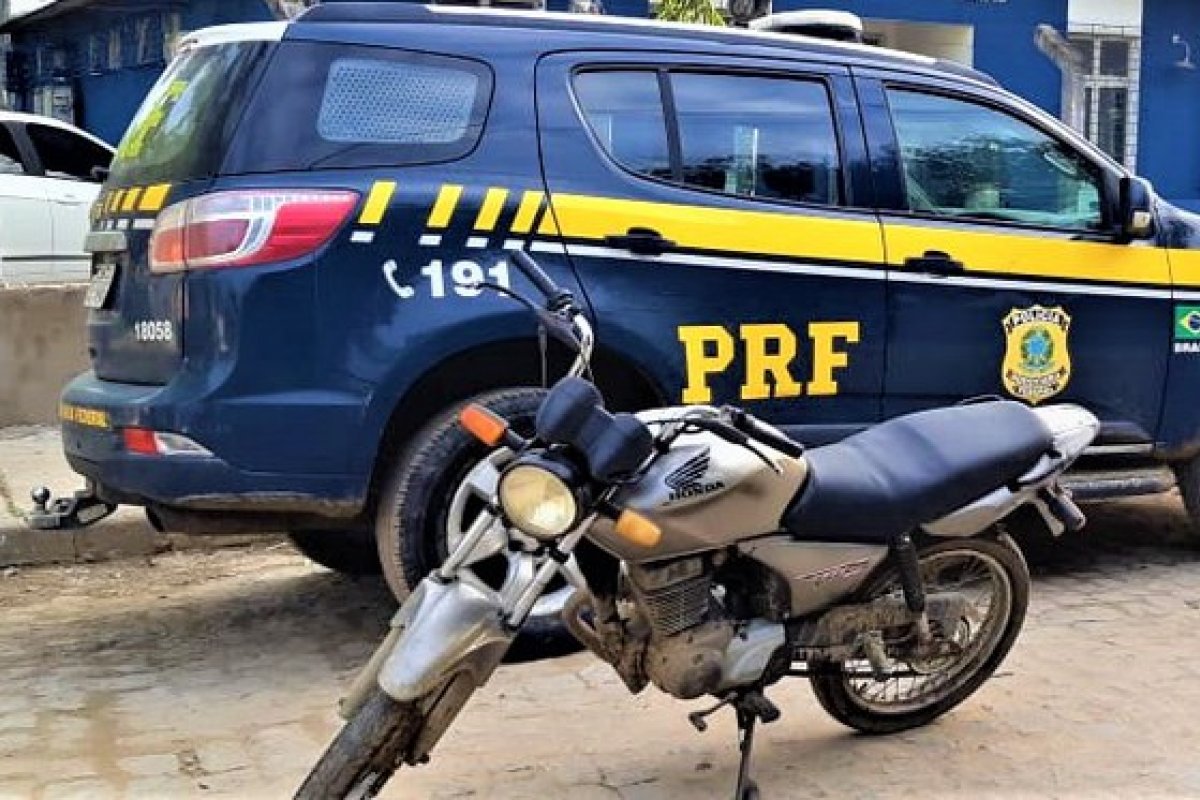 PRF flagra homem sem capacete em motocicleta adulterada na BR 101