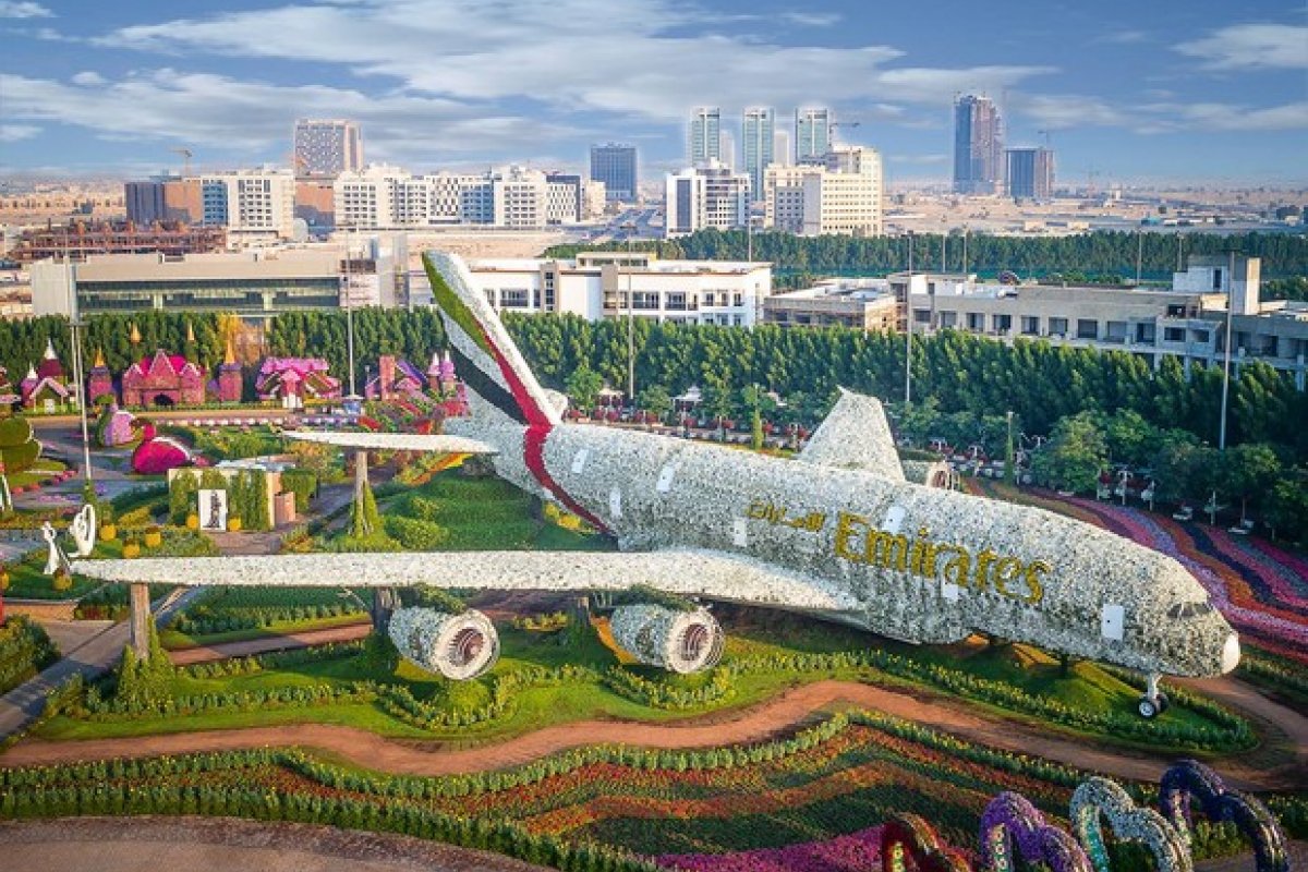 Jardim de Dubai possuí mais de 150 milhões de plantas e esculturas florais gigantes 