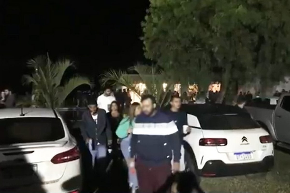 Policiais militares encerram mais uma festa com aglomeração em Barra do Choça, no sudoeste da Bahia  