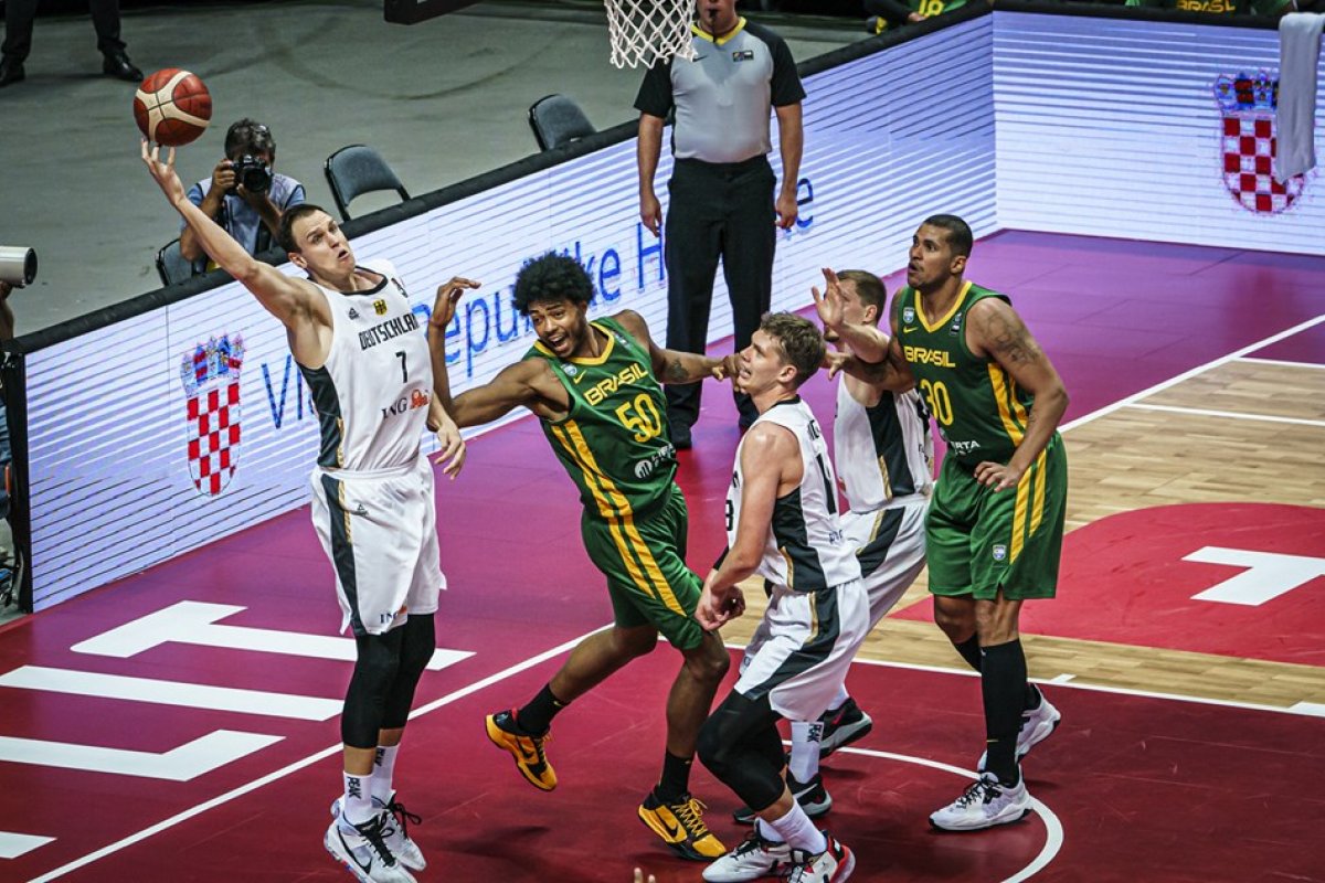 Em jogo tenso, Brasil perde para Alemanha e fica fora do torneio olímpico de Basquete