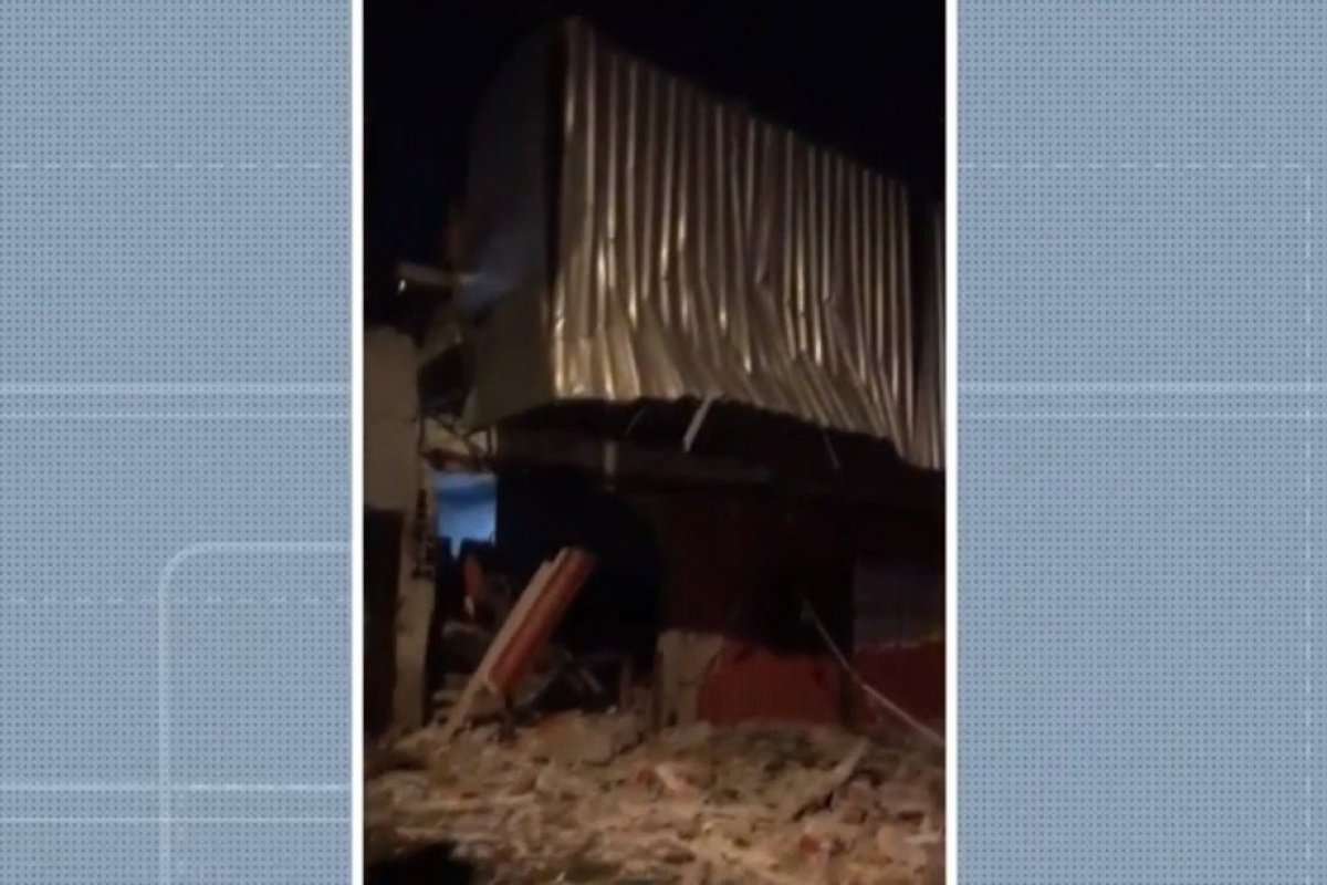 Grupo tenta explodir caixa eletrônico e destrói supermercado, em Dias D´Ávila, na região metropolitana de Salvador