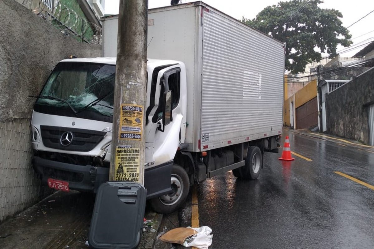 Caminhão bate em poste no bairro de Brotas, em Salvador