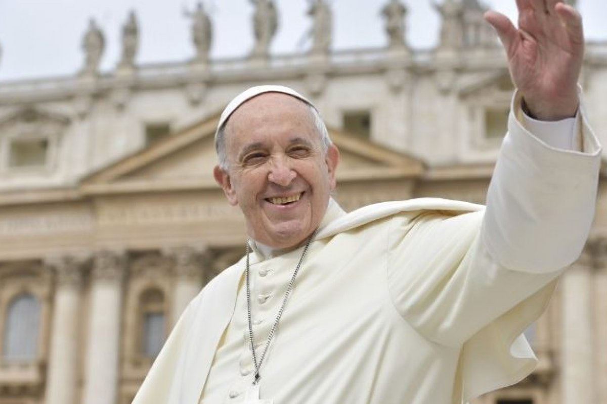 Papa já caminha e se alimenta, diz Vaticano
