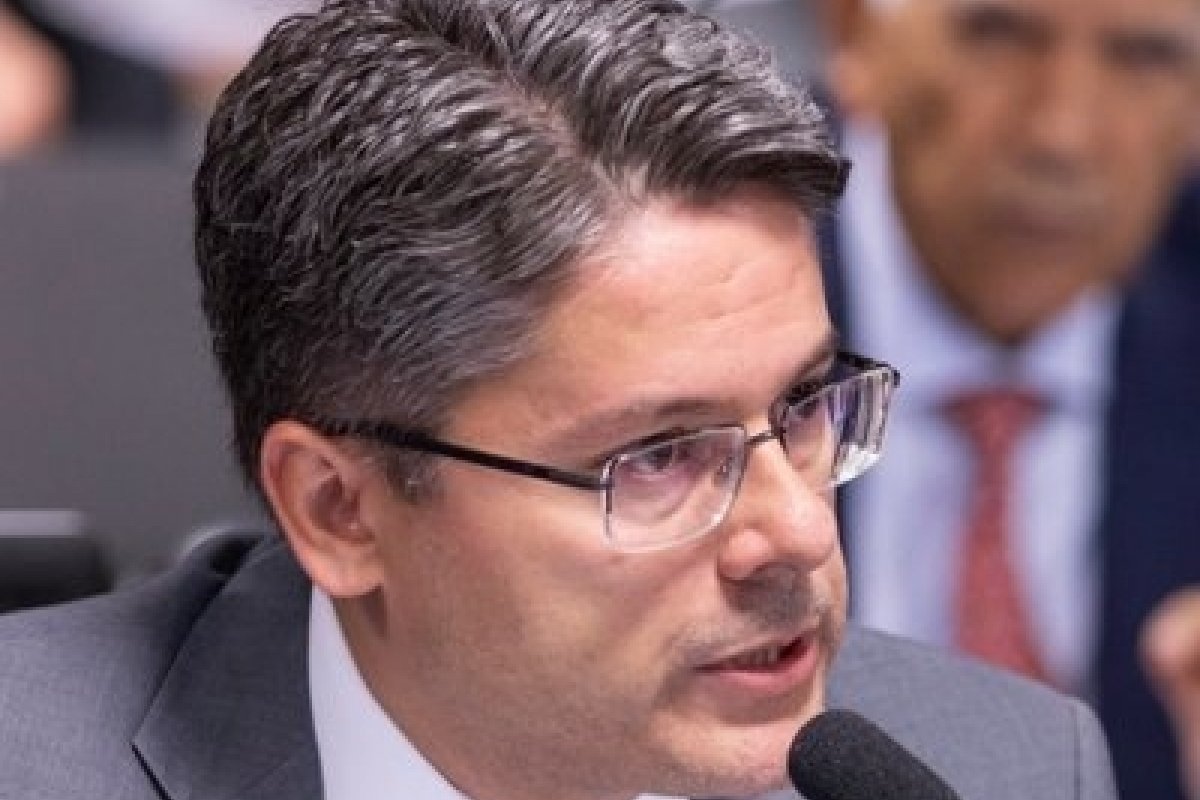 Alessandro Vieira diz que 'provas precisam ser inclusas para dar conclusão a requerimento'