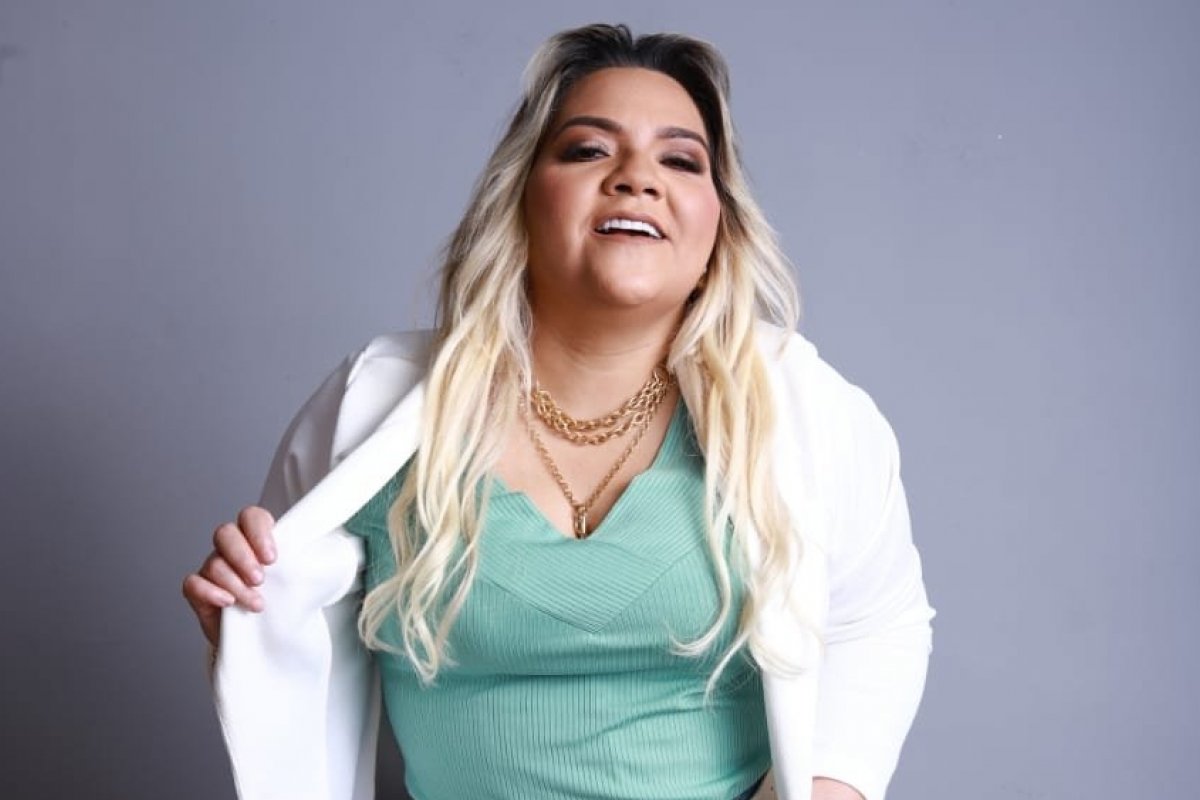 Suzy Navarro fará uma super live do DVD Memórias
