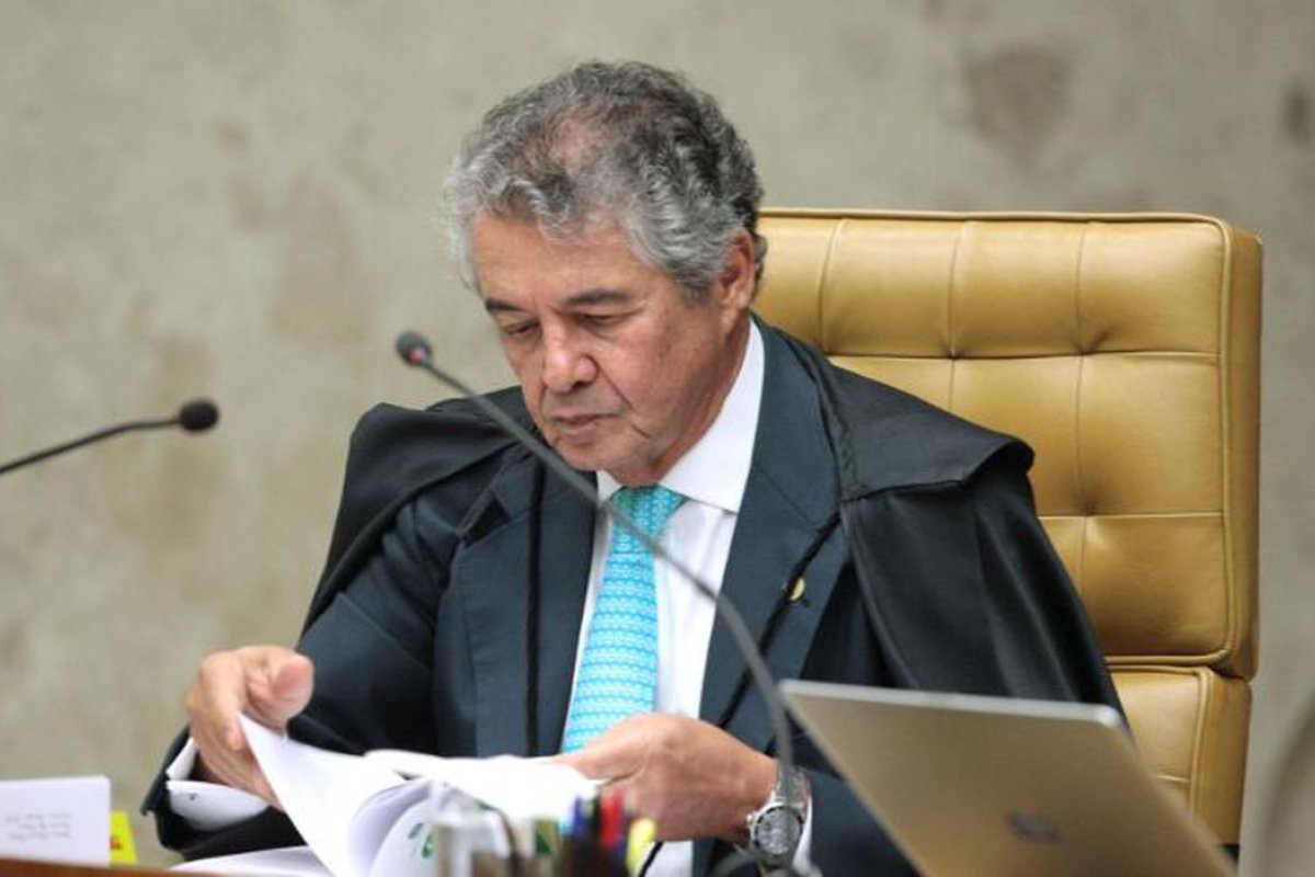Bolsonaro assina aposentadoria de Marco Aurélio, que deixará STF na próxima segunda (12)