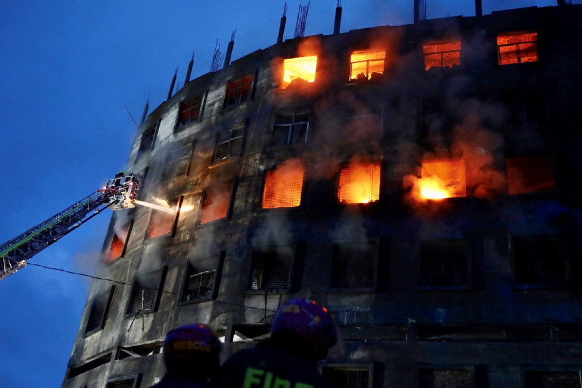 Incêndio em fábrica de Bangladesh deixa mais de 40 mortos 