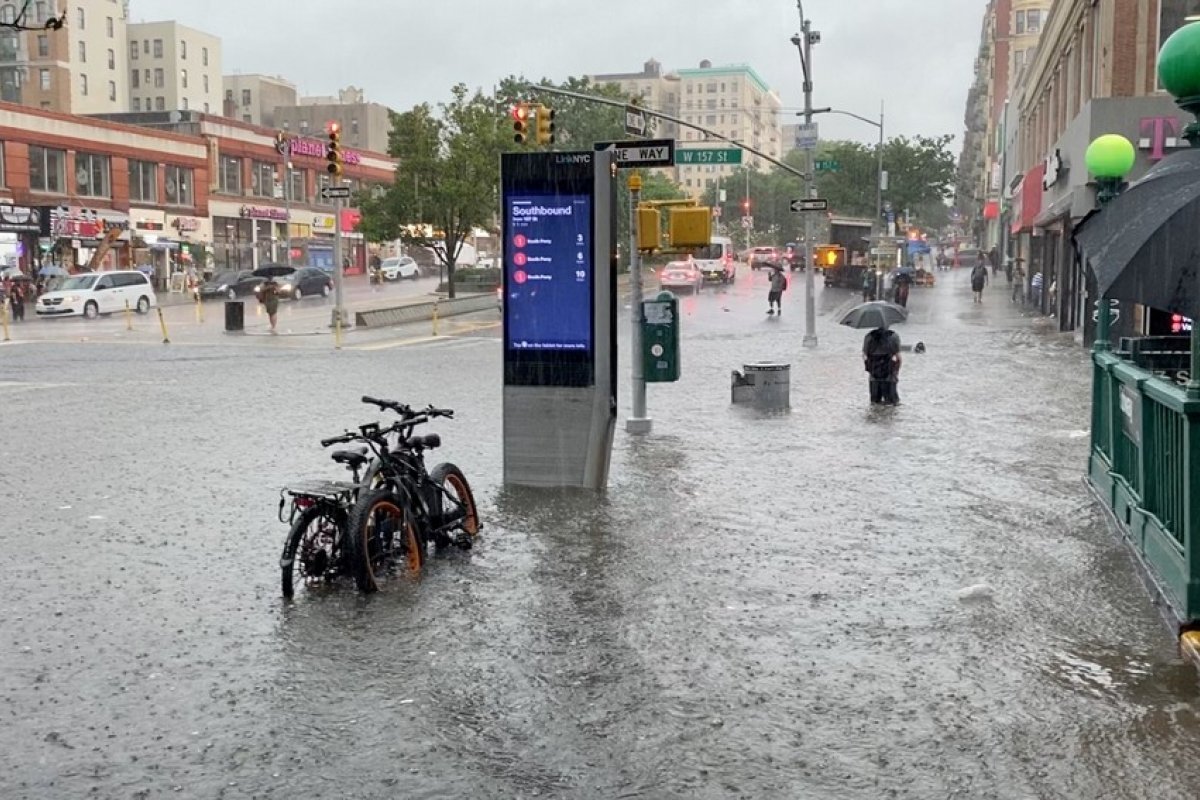 Aproximação da tempestade Elsa causa inundações em Nova York
