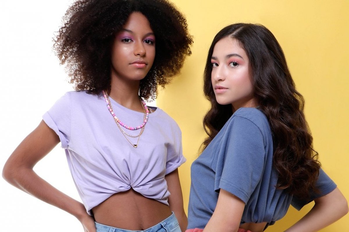 Jeans colorido: a peça que você pode arriscar para sair da mesmice      