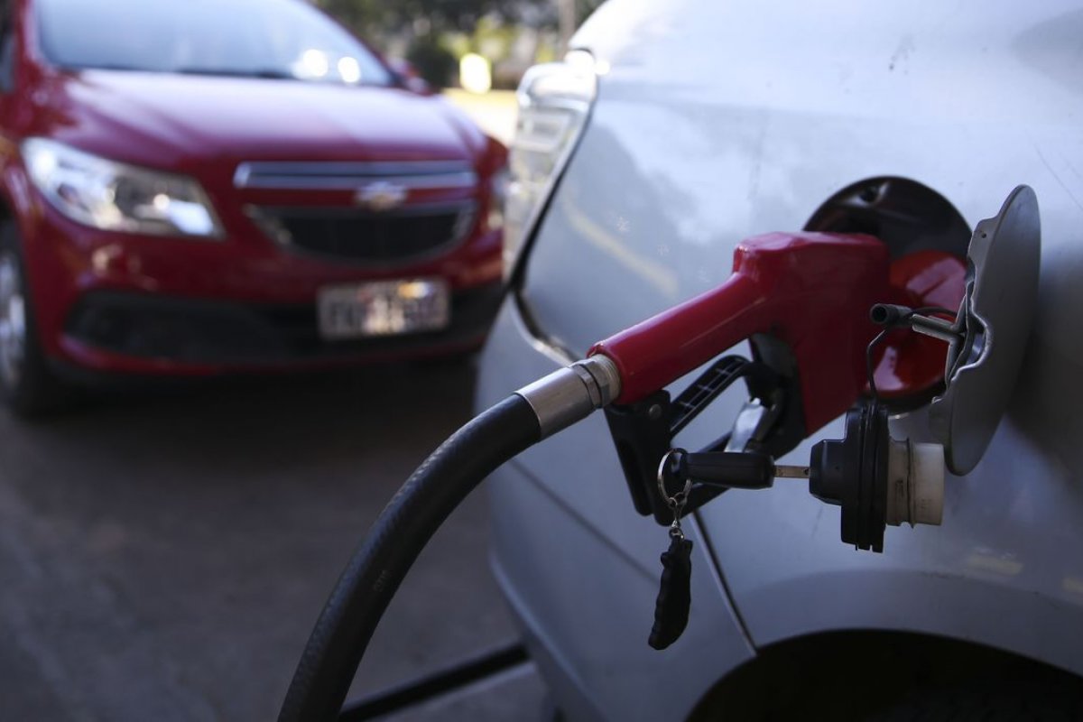 Operação autua 305 postos de combustível em 26 unidades federativas