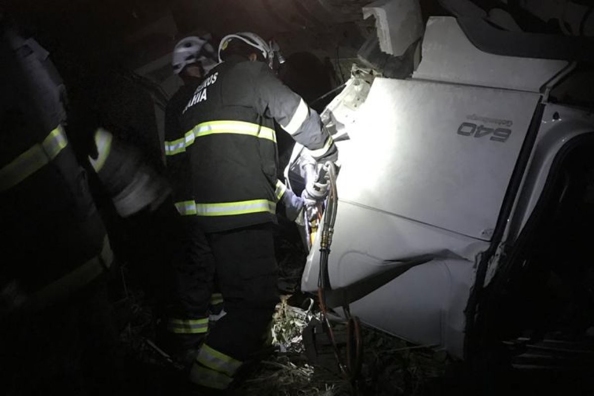 Bombeiros retiram corpo de vítima presa em ferragens