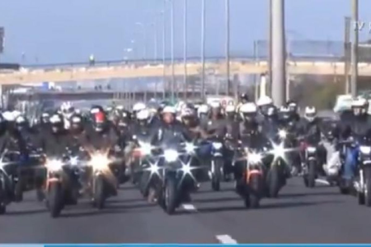 Vídeo: Bolsonaro participa de motociada com apoiadores em Porto Alegre