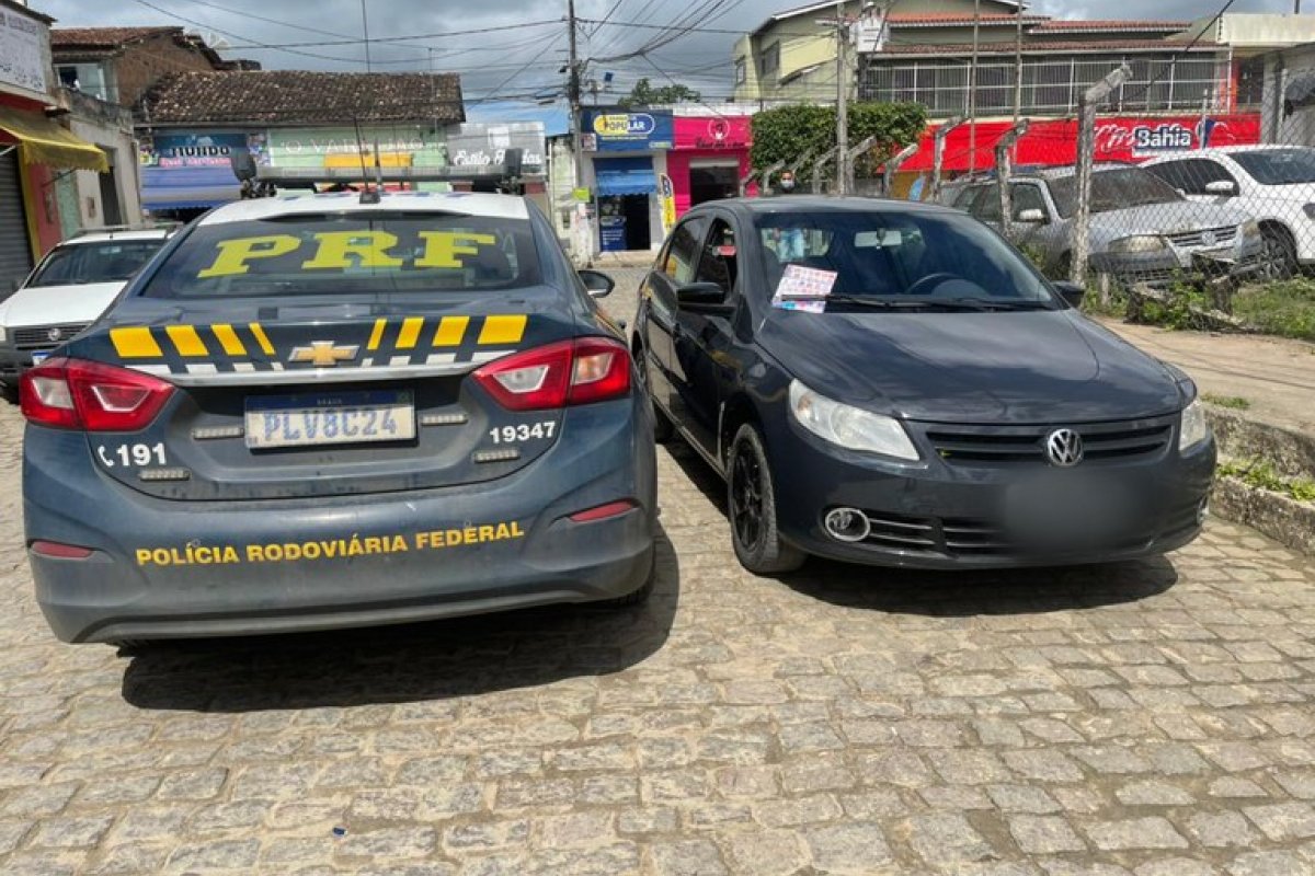 Homem é preso pela PRF após ser flagrado vendendo carro roubado em ‘Feira Livre’ 