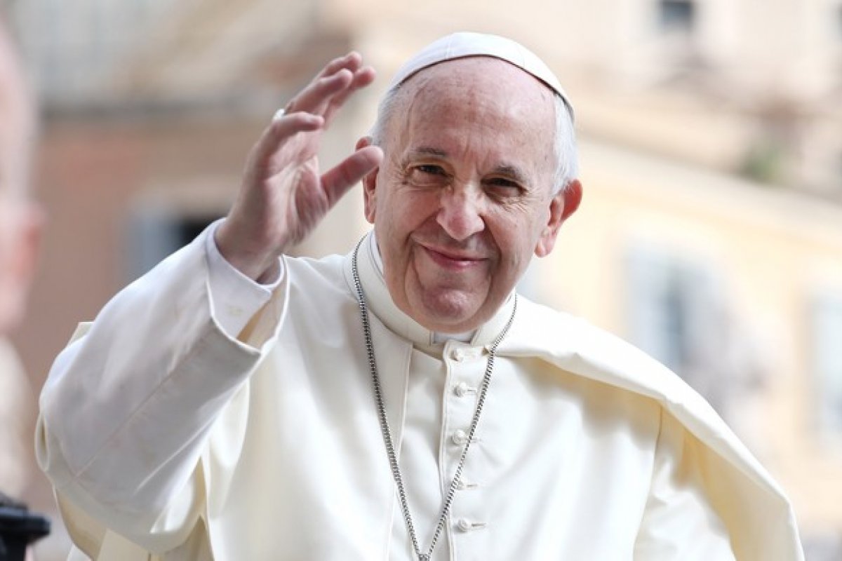 Papa Francisco realiza missa após cirurgia 