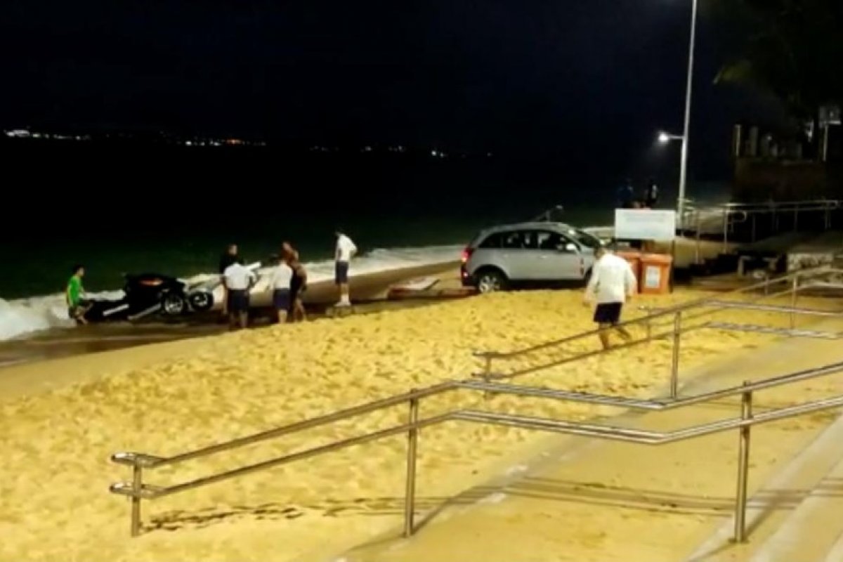 Proprietário retira moto aquática achada à deriva na praia de Boa Viagem, em Salvador