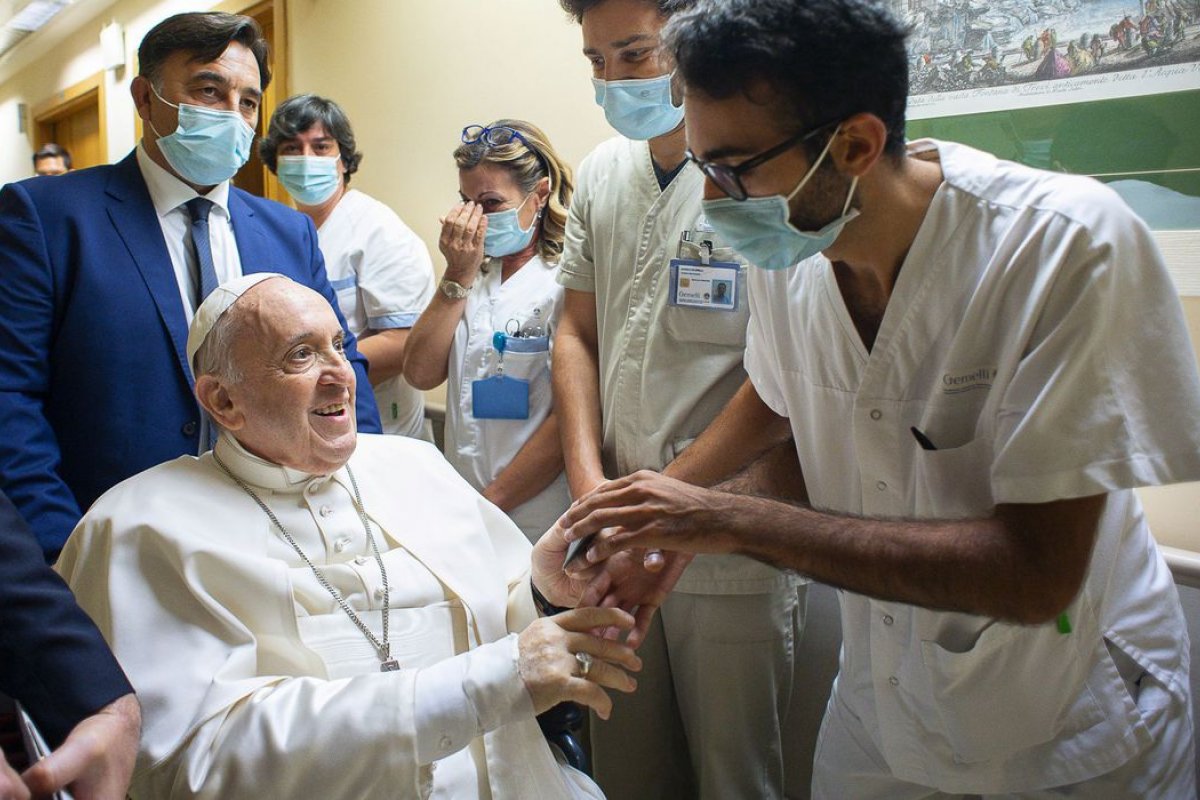 Papa Francisco ficará no hospital por mais alguns dias