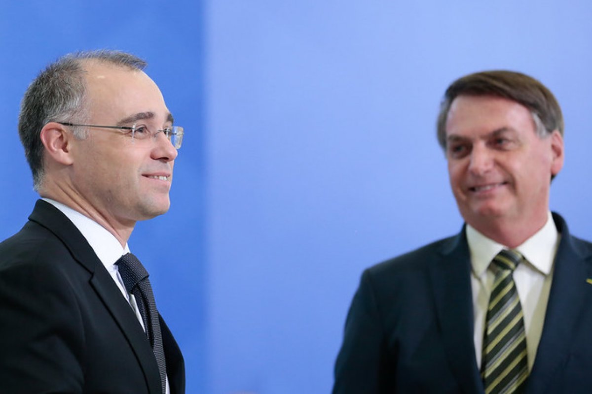 Bolsonaro confirma indicação de André Mendonça ao STF
