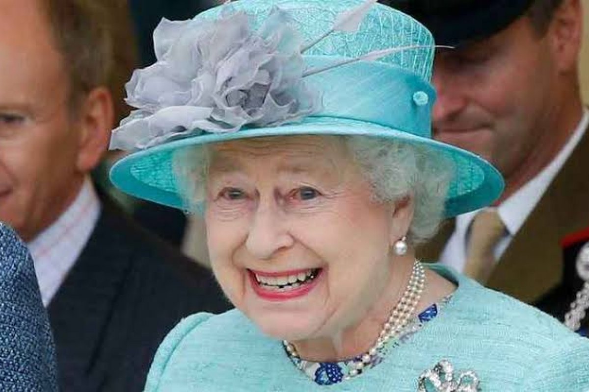 Rainha Elizabeth procura chef para preparar pratos apetitosos durante suas turnês reais pelo Reino Unido