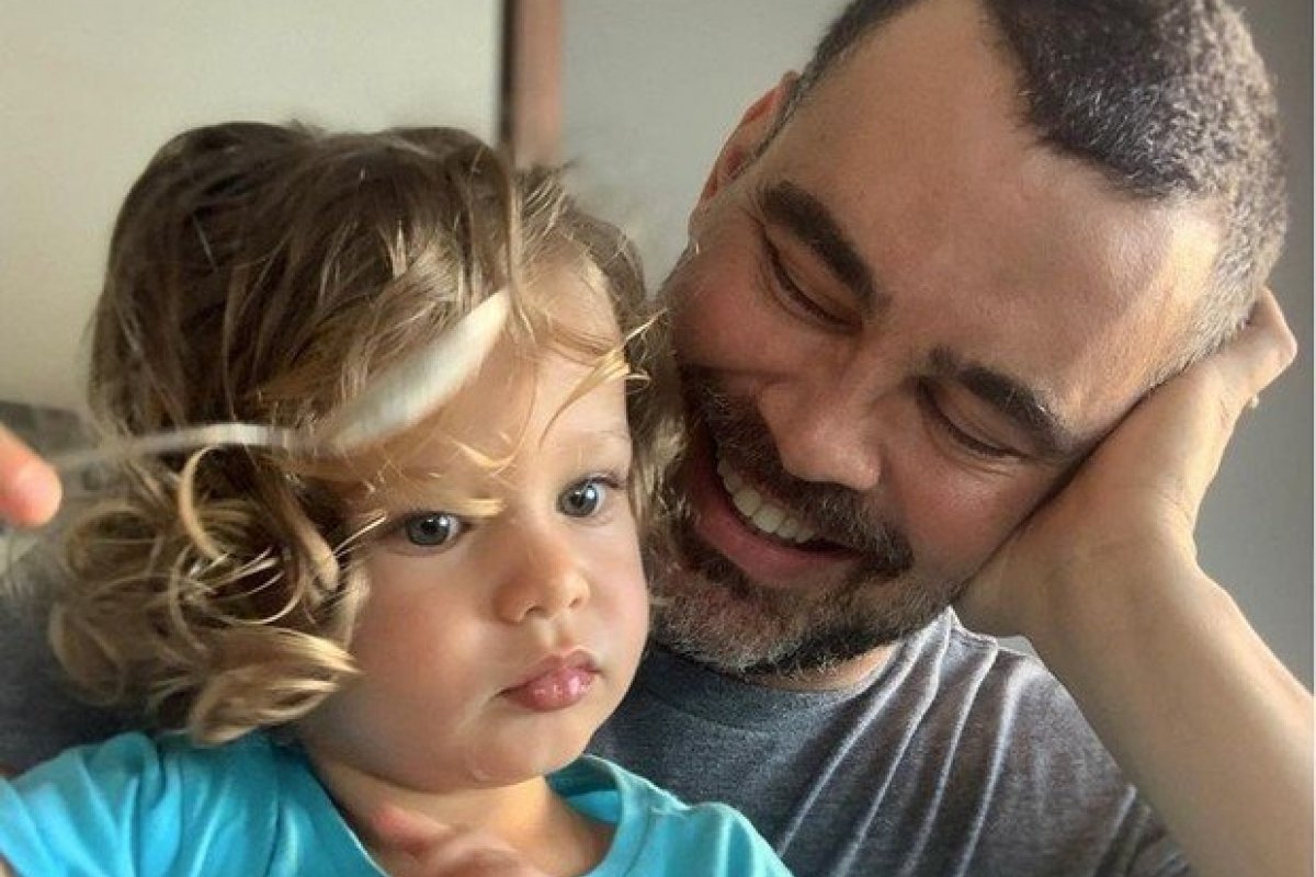Após se declarar ao marido João Emanuel Carneiro, ator Carmo Dalla Vecchia apresenta o filho Pedro  