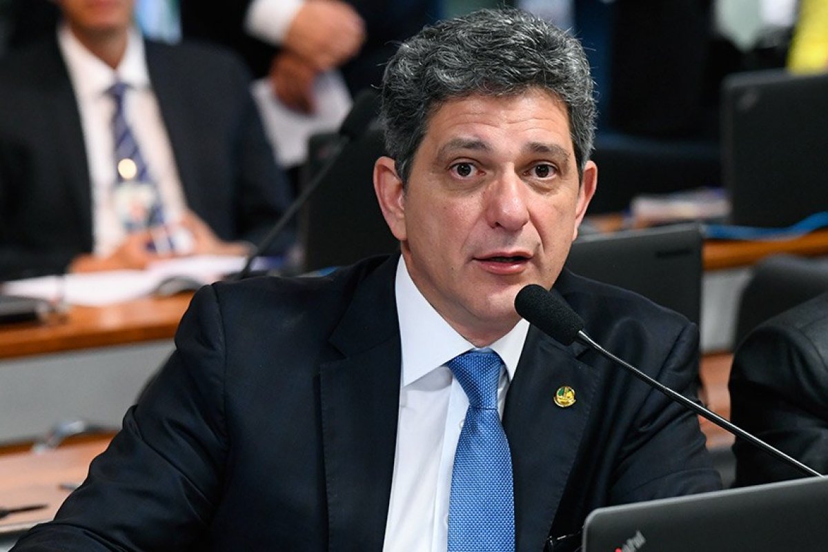 "A gente espera que ela mostre quem participou da negociação", diz Rogério Carvalho sobre diretora da Precisa