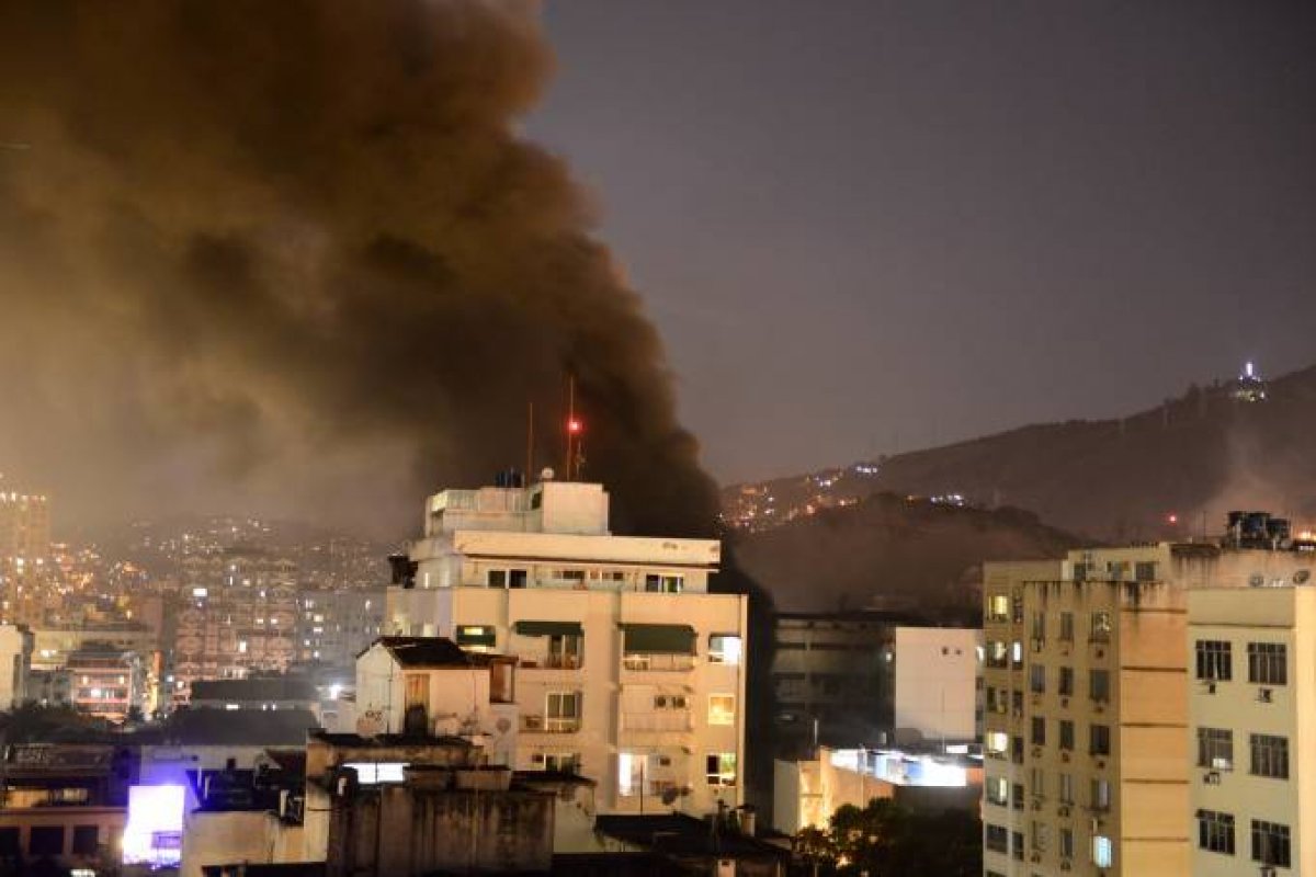 Vítimas de incêndio em hospital do Rio são enterradas neste sábado (14)