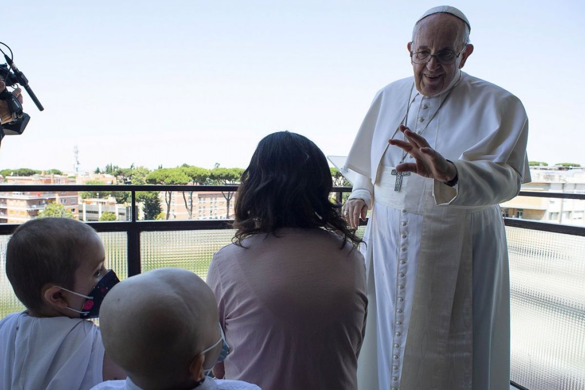 Papa Francisco segue se recuperando da cirurgia, diz Vaticano 