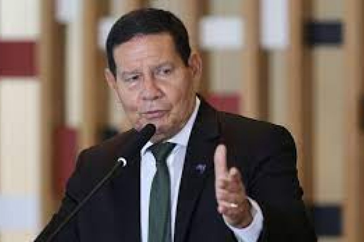 'Vamos melhorar e para melhorar é preciso que todo mundo se entenda', diz Mourão sobre reunião dos três poderes