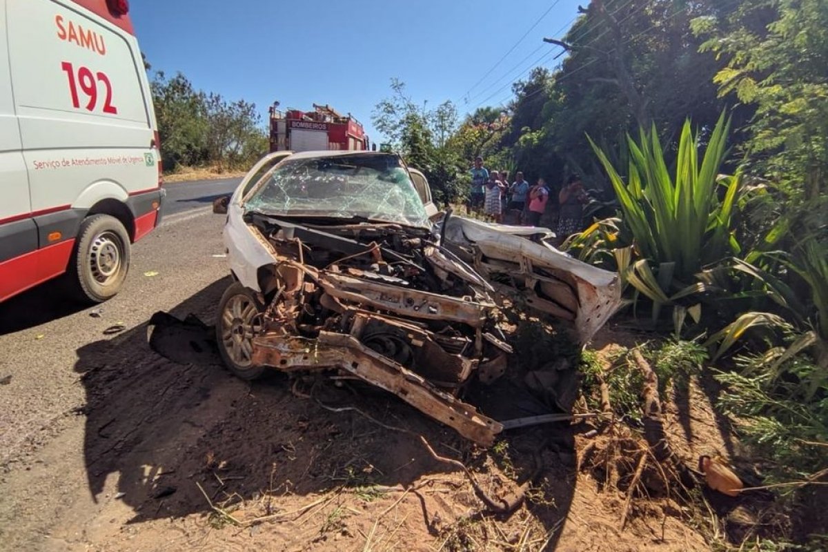 Duas pessoas morrem em acidente entre dois carros na BR-020, no oeste da Bahia