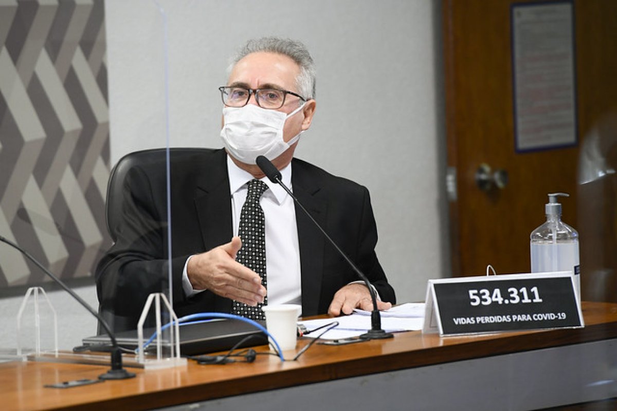 Senador Renan Calheiros pede depoimento do ministro da Defesa, Braga Netto, à CPI da Covid.