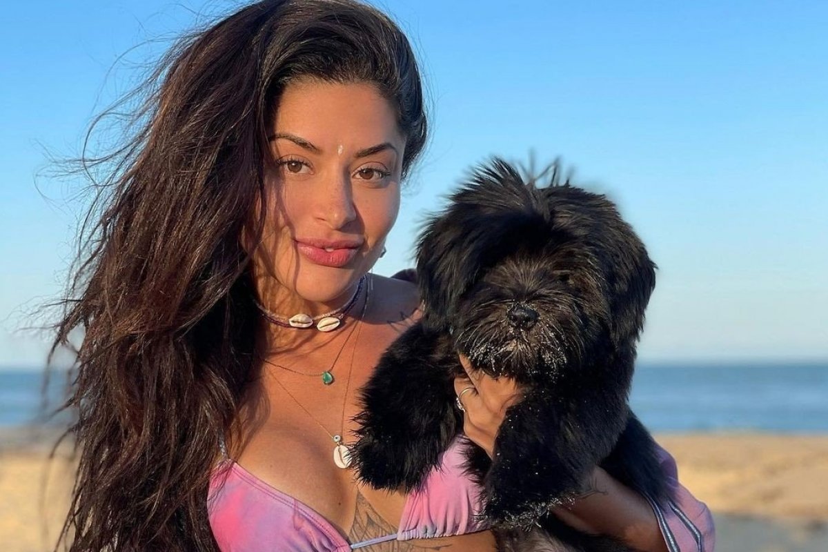 Aline Riscado curte a Bahia com o seu pet 