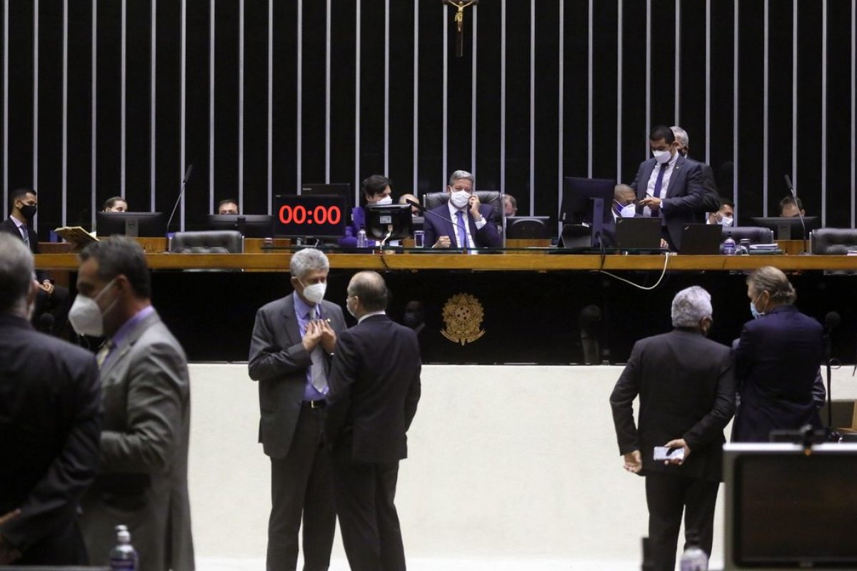 Câmara dos Deputados aprova inclusão da educação bilíngue de surdos na LDB