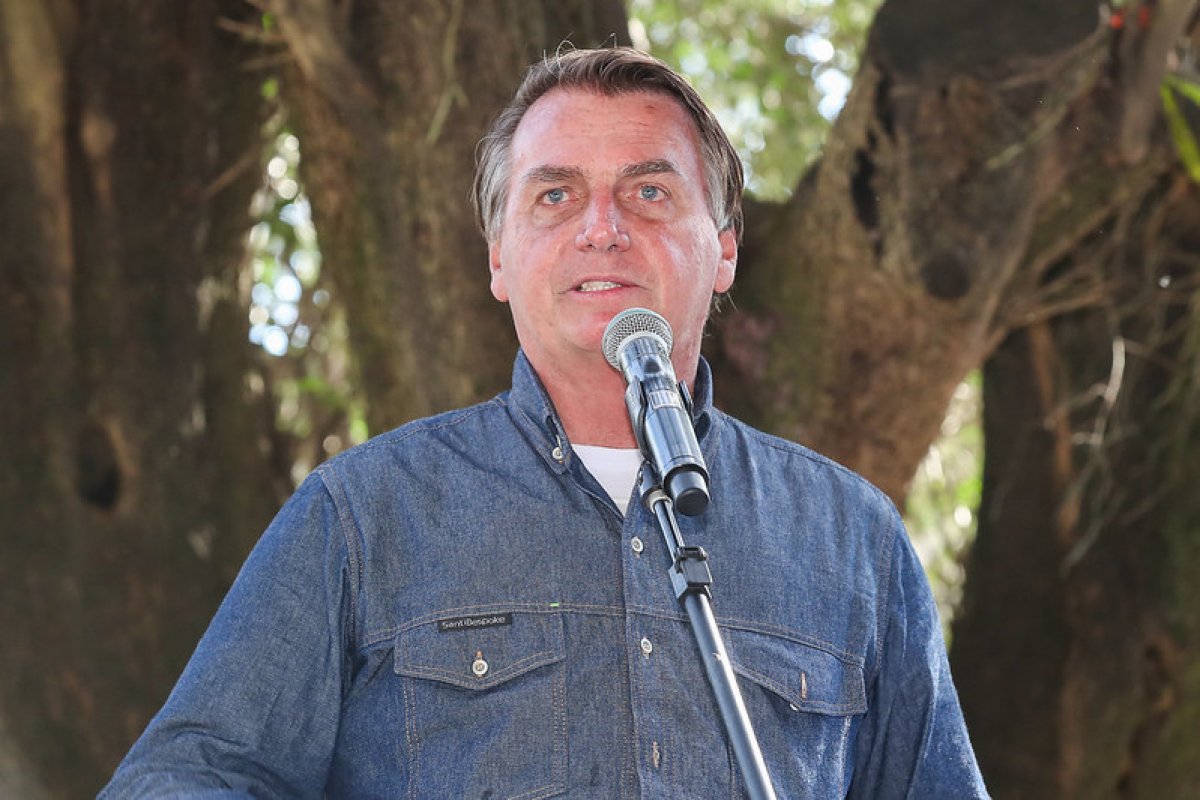 Bolsonaro seguirá internado, afirma boletim médico
