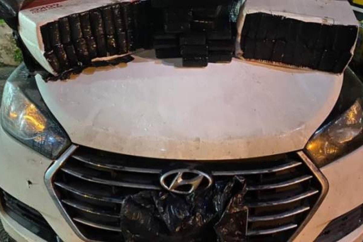 Dupla é presa com 65 kg de maconha em porta-malas de carro em município baiano