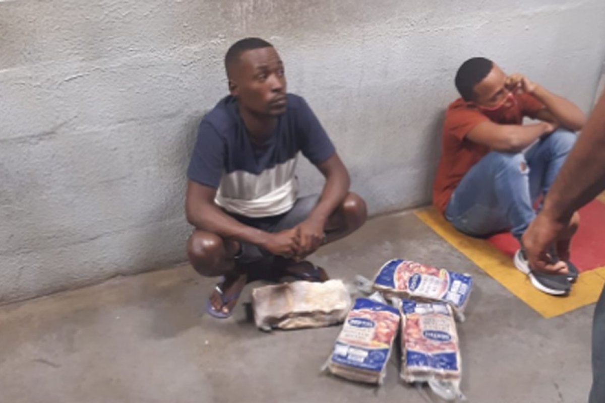 Justiça determina prisão preventiva de 11 envolvidos nas mortes de tio e sobrinho mortos após furto de carne em supermercado