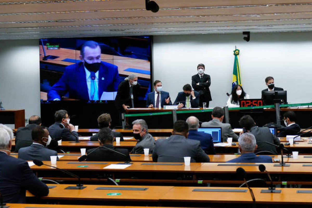 LDO 2022: Câmara aprova salário mínimo de R$ 1.147