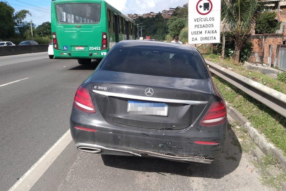 Quatro veículos se envolvem em acidente na BR-324, em Salvador